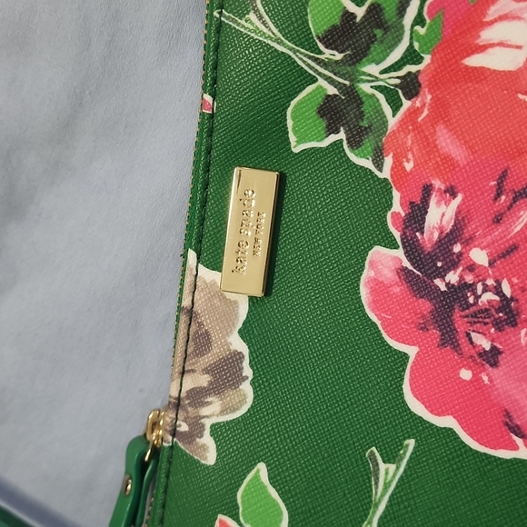 kate spade Handbags - NWOT Kate Spade Floral Zipper Clutch